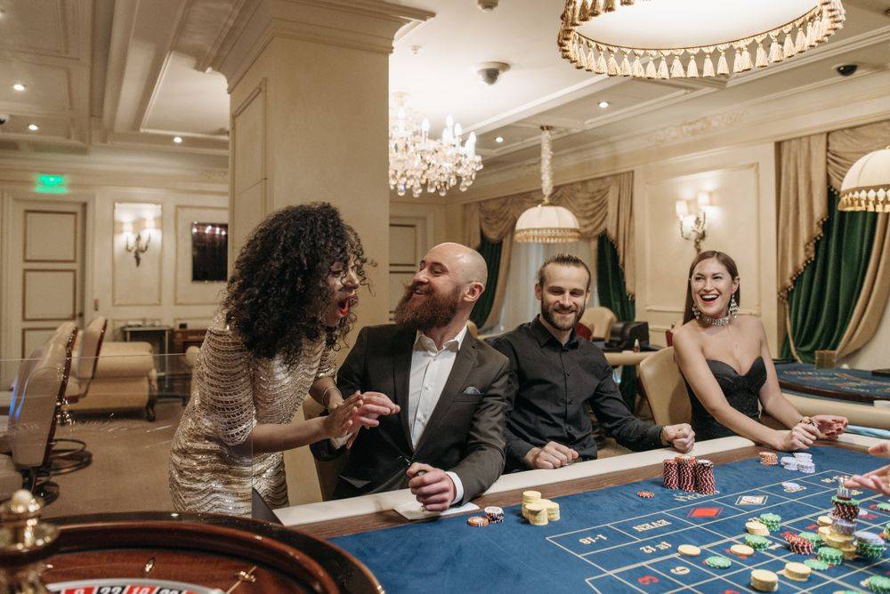 Pemain mengamankan kartu di meja poker hijau