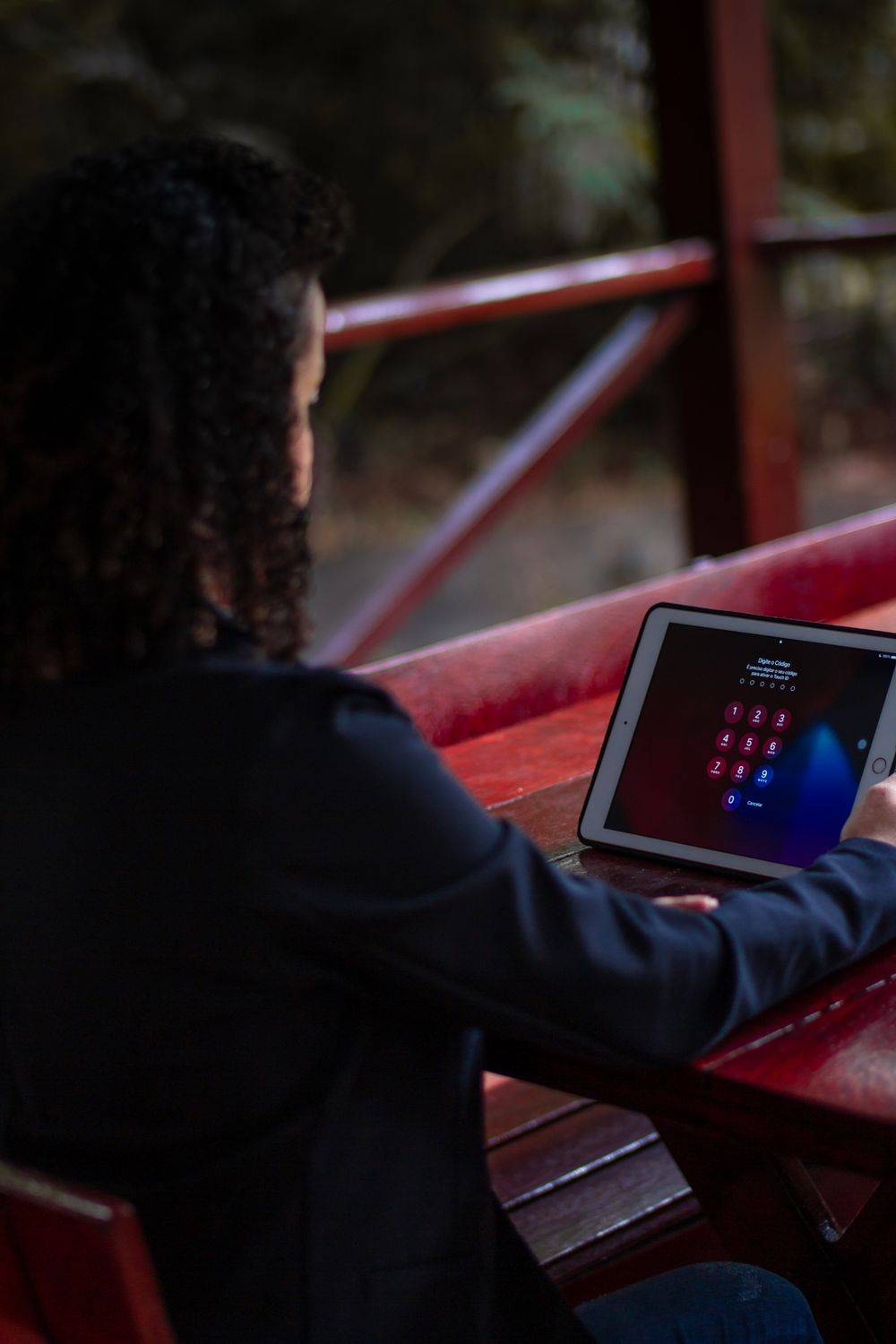 Tangan mengetik kata sandi pada layar perangkat tablet