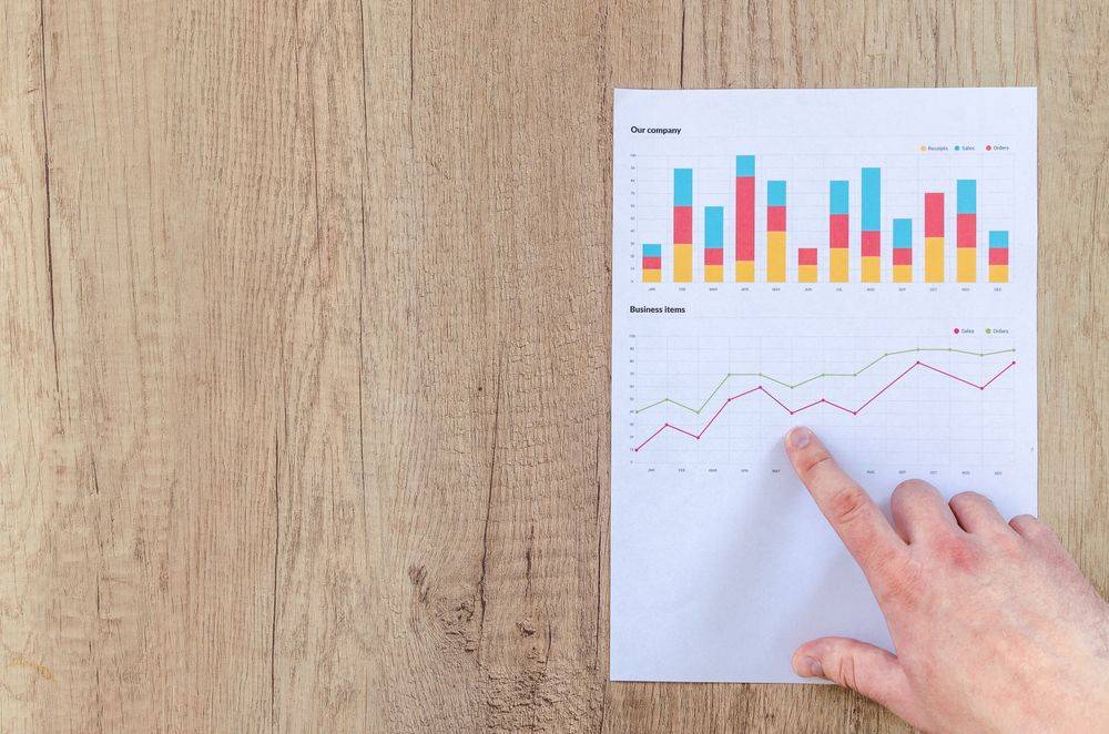 Analis menunjuk grafik garis tren data performa