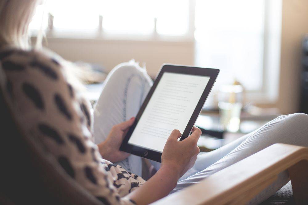 Pembaca menelusuri artikel Pandagendut dari tablet di ruang keluarga