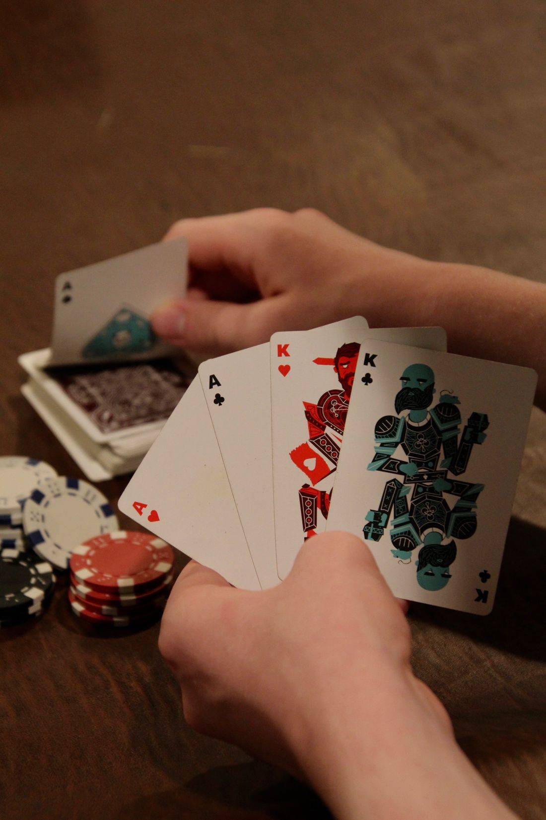 Kartu remi dan chip ditumpuk di atas meja poker