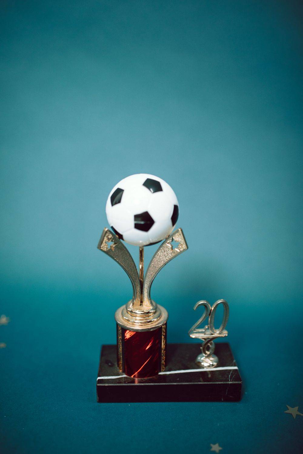 Trofi juara turnamen sepak bola di atas meja