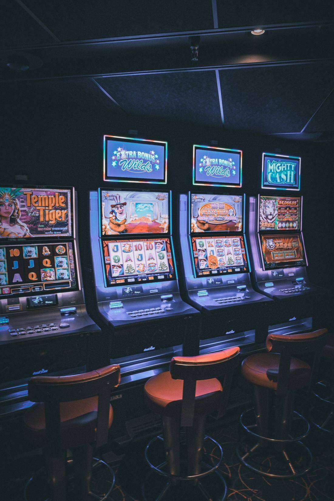 Layar mesin slot modern dengan simbol dan tombol putar